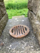 ELEGANT VICTORIAN CAST IRON DRAIN COVER  TO WIRE BRUSH PAINT    - UPCYCLE