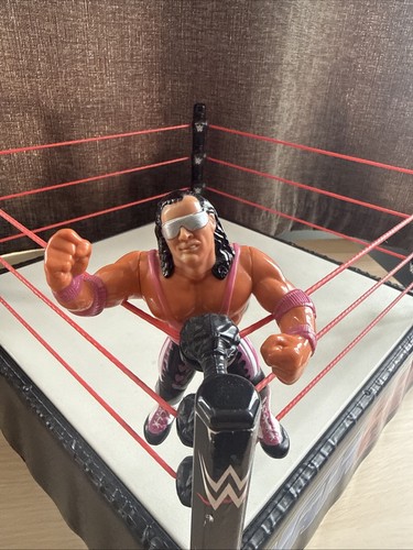 Hasbro wwe bret hart series - hasbro,