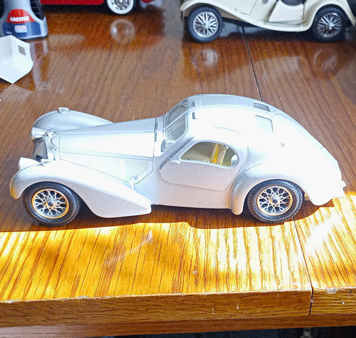 Bburago gold bugatti atlantic - gold,