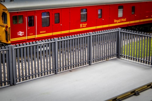Palisade fencing straight - -,