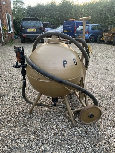 Large shot blasting pot - shot,
