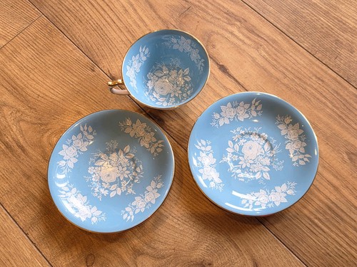 Rare aynsley blue white roses - rare,