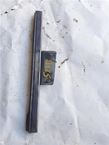 Front right window guide - front,