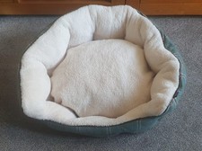 Wainwrights Luxury Dog Bed. Faux Fur. Medium. Washable. Green.
