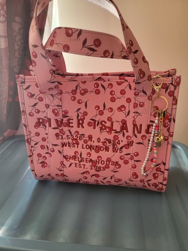 Pink river island - pink,