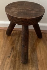 VINTAGE ANTIQUE WOODEN THREE LEGGED MILKING STOOL GOOD STURDY STOOL.
