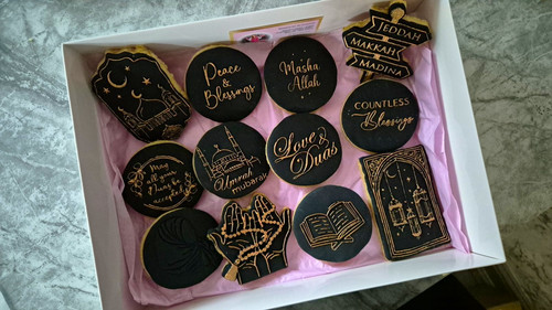 Black gold colour cookies - black,
