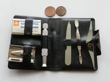 3 PIECE GILLETTE DE SAFETY RAZOR in PLASTIC CASE, RAZOR KIT.