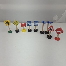 9x Wooden Signs and Lights