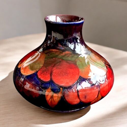 William moorcroft signed vase - signed,