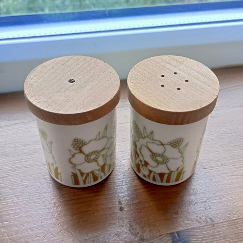 Hornsea pottery salt and - pottery,