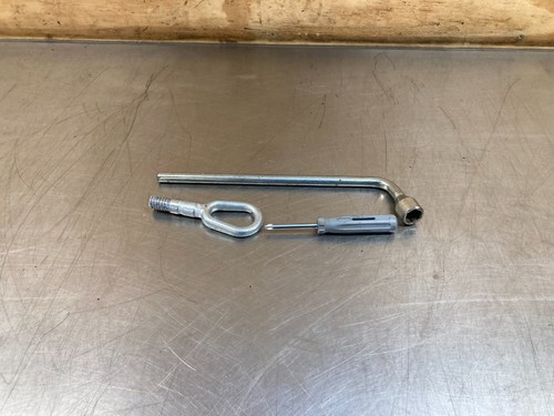 Mini cooper tools - wheel, brace