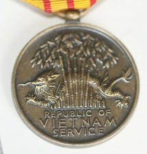 GENUINE US VIETNAM SERVICE MEDAL IN ORIGINAL 69 DATED BOX WITH RIBBON BAR