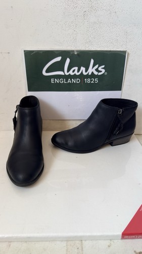 Clarks leather ankle boots - leather,
