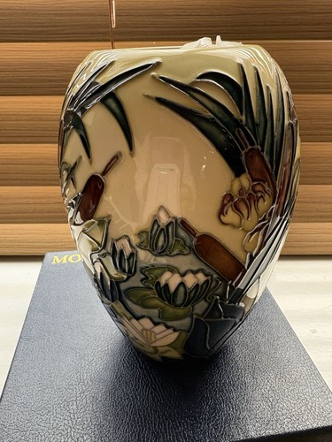 Beautiful small moorcroft - beautiful,