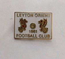  LEYTON ORIENT F.C. ENAMEL PIN BADGE  Football Club Badge 