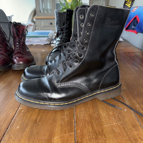 Martens airwair hole - dr,