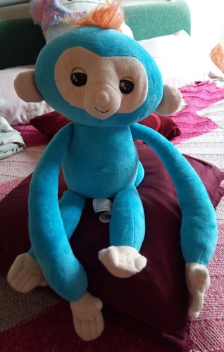 Fingerlings hugs boris - fingerlings,