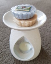 Yankee candle wax melt burner with 2 tarts. Excellent condition. Used once.