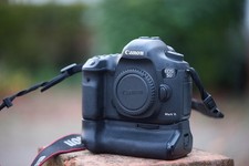 Canon EOS 5D Mark III DSLR