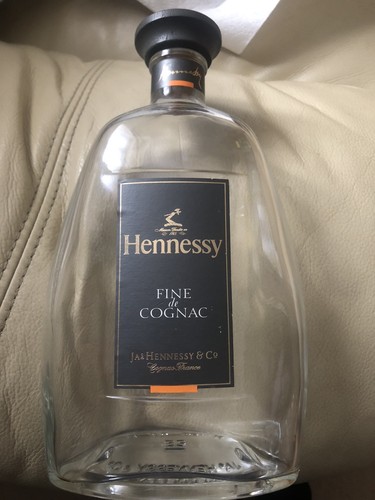 Hennessey fine cognac empty - de,