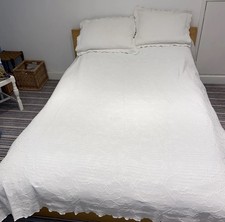 White designer cotton double bedspread with two matching pillowcases 