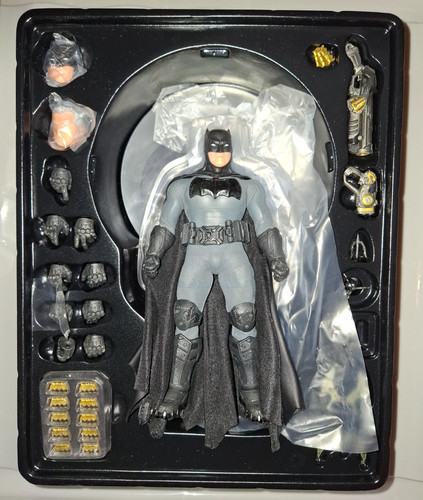 Mezco one batman - mezco,