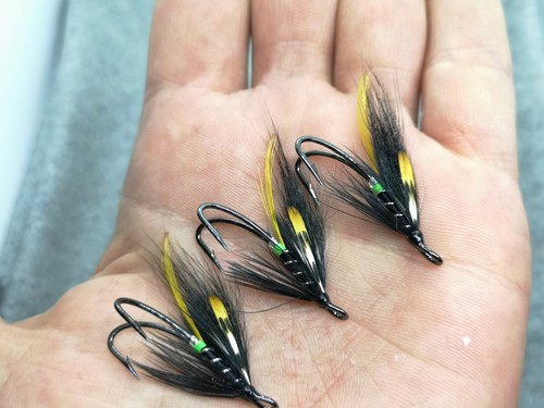 Black stoats tail salmon - black,
