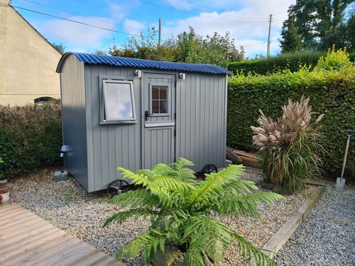 Shepherds hut luxurious - shepherds, office