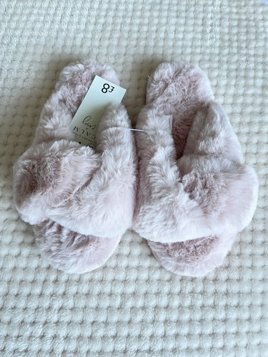 Pink fluffy open toe cross - open,