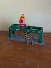 Brio World Container Crane With Operator And Cargo Bundle