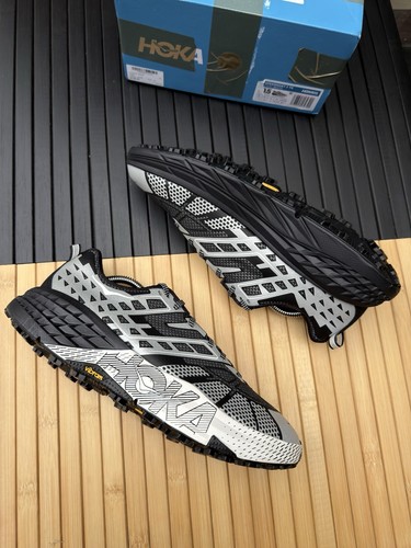 Hoka one - one, speedgoat