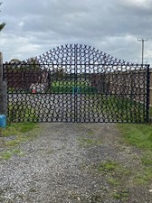 Very large horseshoe gates
