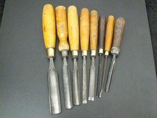 8 VINTAGE CARPENTERS CHISELS GOUGES VARIOUS MAKES & SIZES