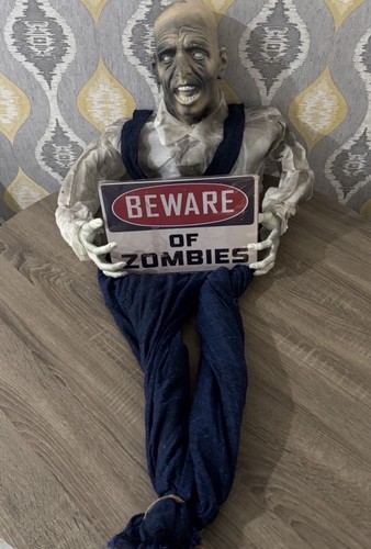 Shaking scary hanging zombie - shaking,
