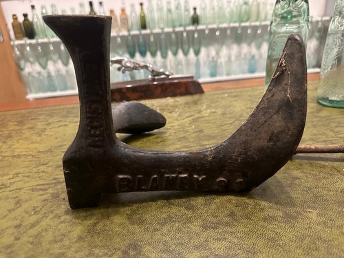 Vintage cast iron - cobbler, shoe
