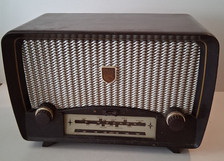 Vintage 1950s Ultra Bakelite Radio ~ Spares or Repairs