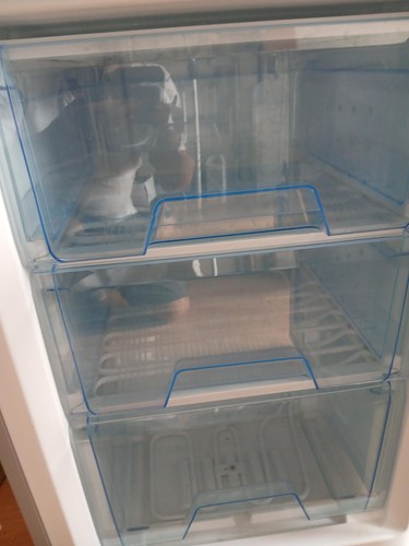 Logik under counter freezer