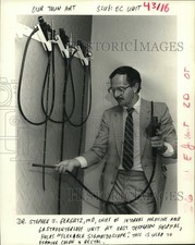 1985 Press Photo Dr. Stephen J. Gergats, holding a "Flexible Sigmoidoscope"