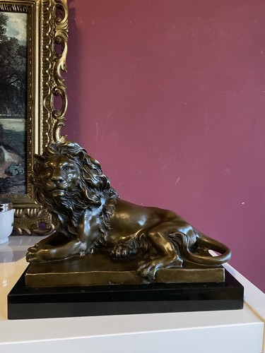 Antique bronze lion signed - ,
