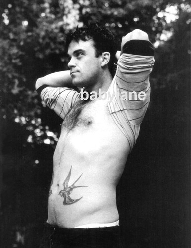 010 robbie williams pulls - robbie,