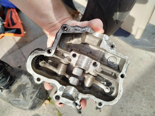 Cylinder head for pulse - cylinder,