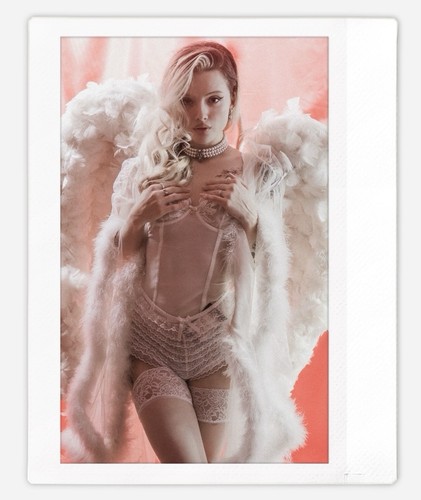 Art model bradley instax - art,