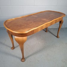 Pie Crust Edge Walnut Veneer Coffee Table Queen Anne Style Cabriole Legs Retro