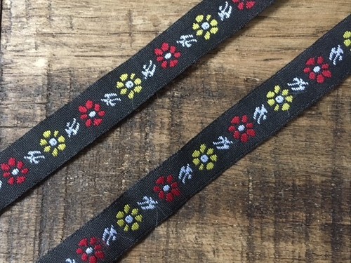 Laverslace red yellow daisy - laverslace, red/yellow