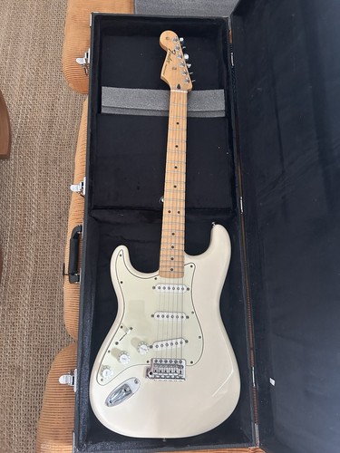Lefty fender stratocaster - fender,