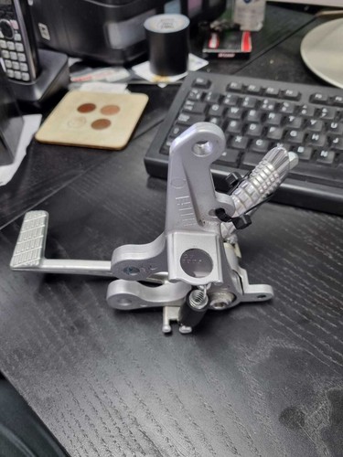 Front footrest hanger - front,