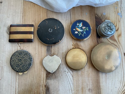 Job lot vintage powder - of,