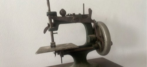 Antique crain miniature - miniature, sewing