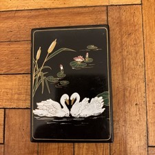 Swan and Reeds Vintage compact